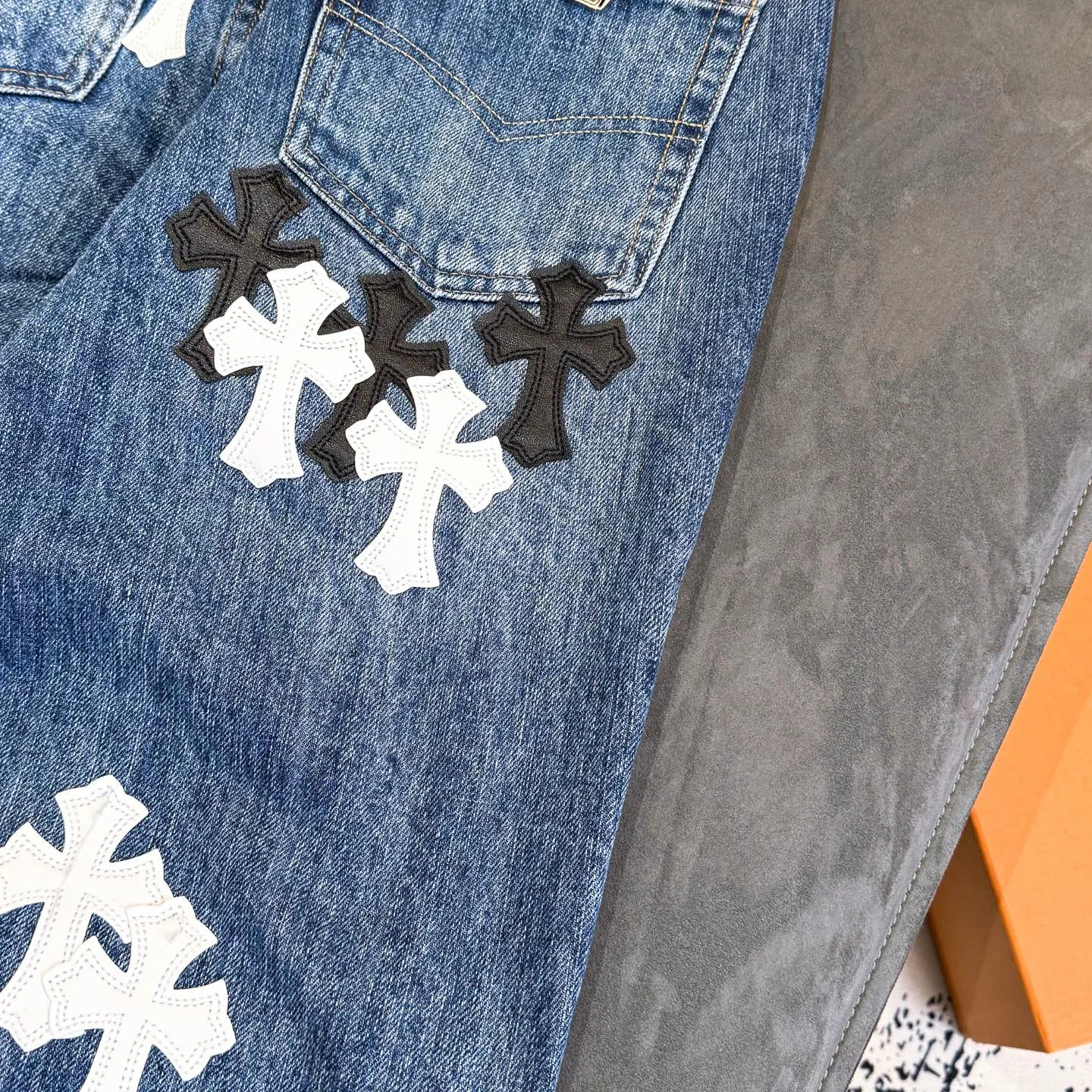 P270 ChromeHearts Chrome washed blue black and white leather straight pants, ceiling-level jeans, a pair is hard to find at the counter‼ ️About Zangyin✅This is an extremely luxurious fashion brand that can also be called the aristocracy of the high street. It has always been an exclusive brand for some hipsters or rich second generations. The color of this model is already very eye-catching by using a unique washed material. It is decorated with pink patch cross flowers, which cleverly highlights the charm of the brand. Secondly, this model adopts a classic high-waist cut design, which highlights the long legs and fashionable temperament of the upper body. The brand is highly recognizable and the slim-fitting configuration is more suitable for daily wear. The personality will be fashionable and the specifications can be seen at a glance. Materials and technology ✅ Needless to say, this point goes without saying. As an excellent craftsman brand, Zangyin's requirements for details and craftsmanship are really perfect. The washed color of this model has gone through a lot of processes, not to mention the embellishment of the denim appliqués. It is also purely handmade and sewn. Just like what they believe in, only handmade things have soul and have the meaning of wearing. A top-notch heavy-duty fashionable denim item, recommended by both hands‼ ️ Size: 28, 30, 32, 34, 36 (S-XXL) Color: blue Size reference: Pants length 100 102 104 106 106 Waist 72 76 80 84 88 Recommended weight S (about 110 pounds) M (about 120 pounds) L (about 140 pounds) XL (about 165) XXL (about 185)